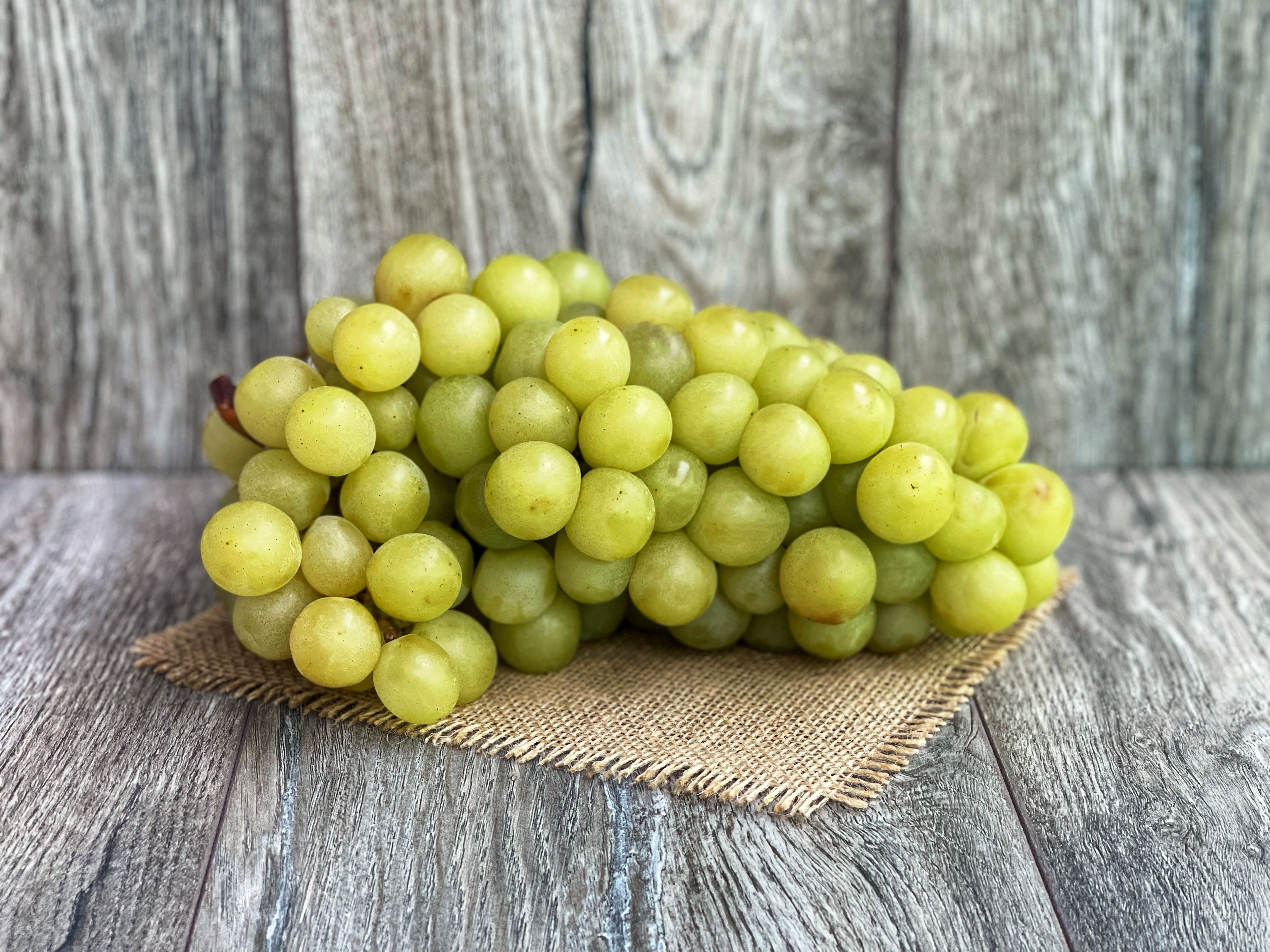 Vīnogas gaišās lielās  [ 650 G ]